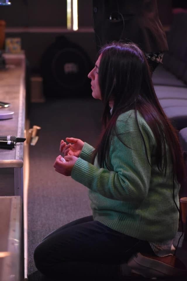 Mujer arrodillada en oración