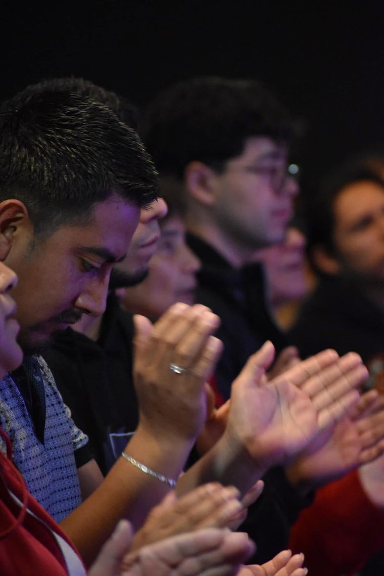 Jóvenes en oración