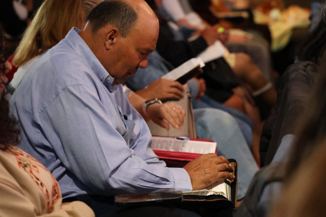 Miembro de la congregación leyendo la Biblia durante el servicio